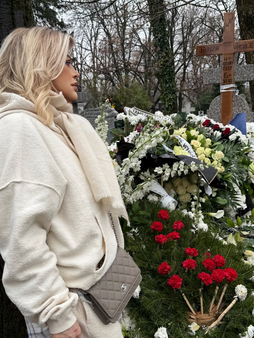 Imagini cu Loredana Groza la mormântul tatălui ei. Cum s-a filmat artista la Cimitirul Bellu: „Sunt alături de toți cei care au pierdut un părinte”