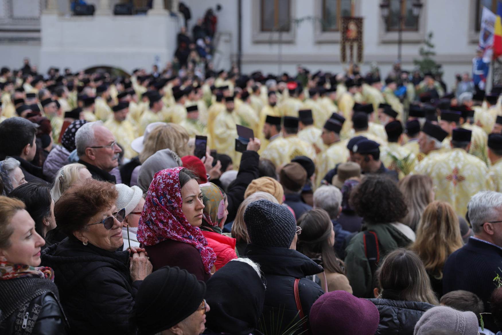 Pelerinaj de Florii în București. Sute de oameni au luat parte la procesiune. Traficul a fost restricționat. FOTO
