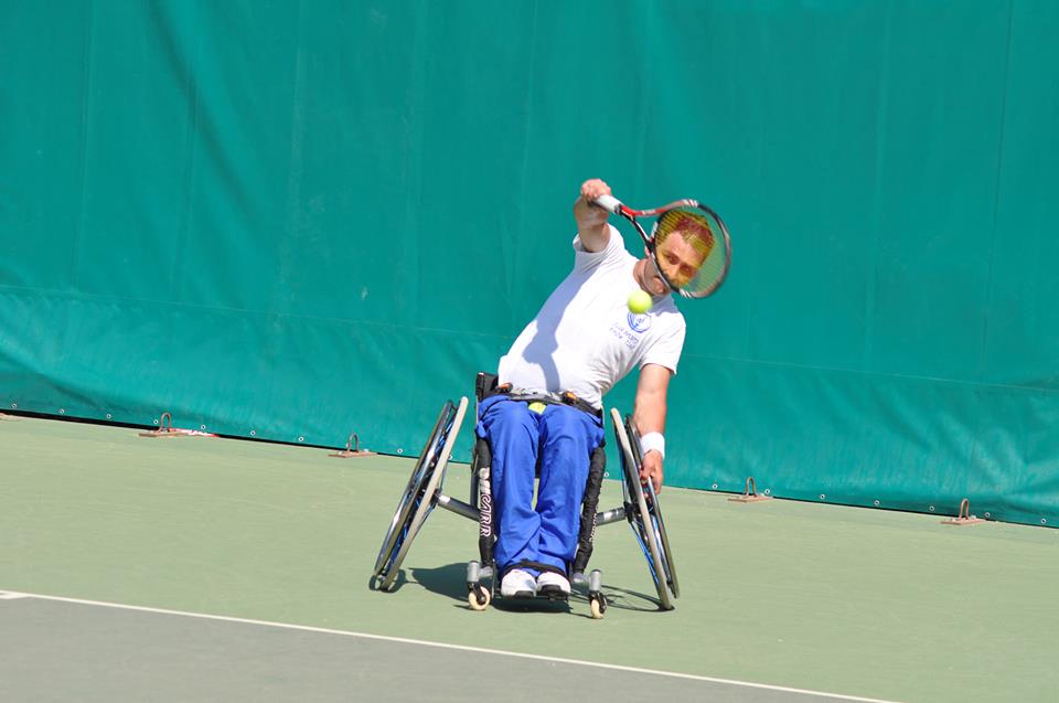 Ciprian Anton, campionul naţional la tenis în scaun rulant, nu se satură de acest sport: ”Orice durere dispare”