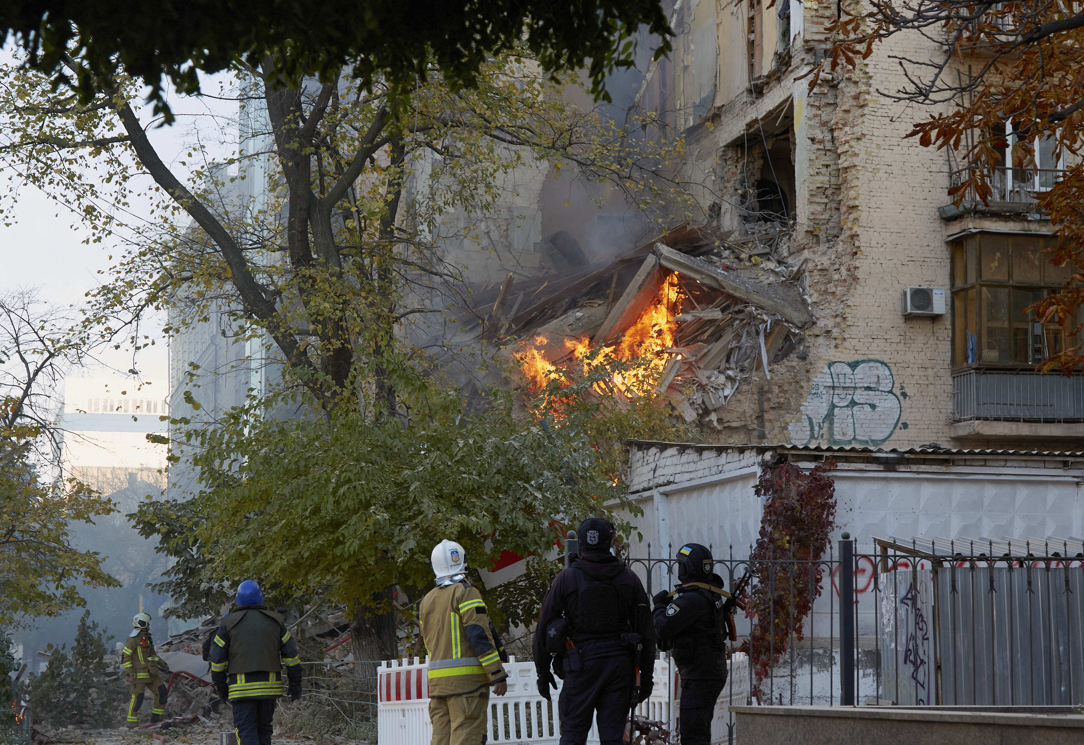 Imagini din Kievul bombardat de ruși luni dimineață. Cel puțin cinci persoane au murit în urma atacurilor