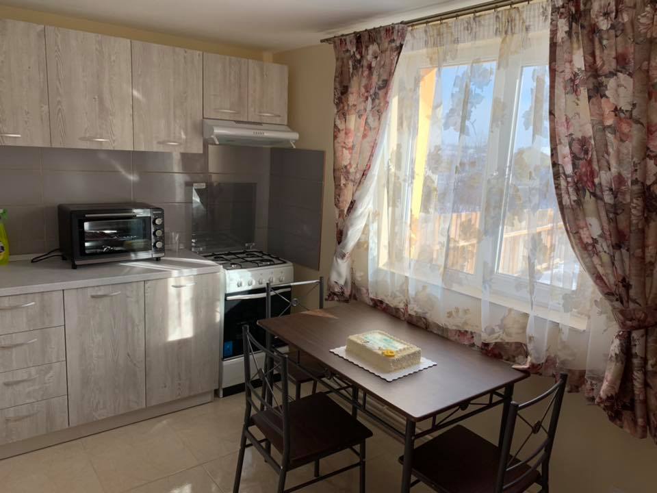 Roxana, fetița din Vaslui care își dorea doar "piure cu carne", a primit o casă de Crăciun / FOTO