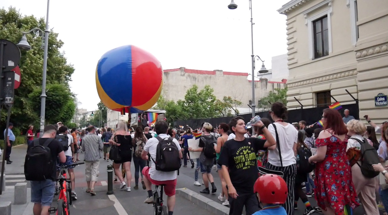 REPORTAJ/ 5000 de oameni la marșul „mândru să fiu gay”. Dorința unei lesbiene: „Vreau să mă căsătoresc cu iubita mea” (VIDEO)
