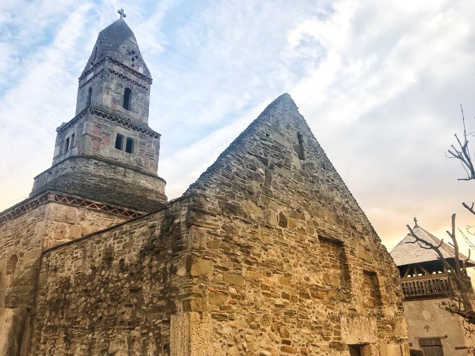 Cea mai veche biserică din România în care încă se mai slujește. E ridicată pe ruinele unui templu păgân