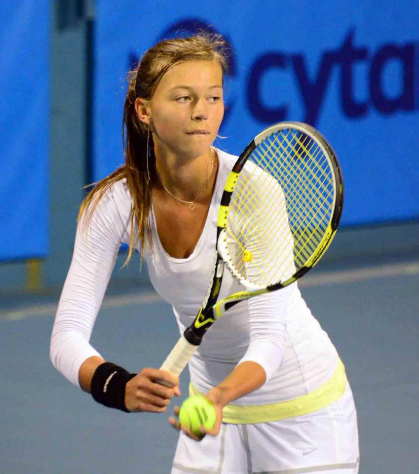 Un mare talent al tenisului tricolor se stinge în Cipru: ”Caut sponsor, pentru a-mi realiza visul!”. Raluca Șerban a intrat pe mâna antrenorului care l-a făcut mare pe Baghdatis. Sportiva este valoroasă, dar și frumoasă / GALERIE FOTO