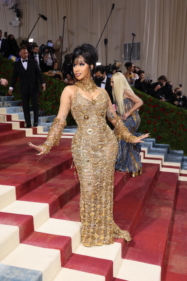 Ținute spectaculoase la Met Gala 2022. O celebră actriță s-a dezbrăcat pe covorul roșu și a apărut cu sânii la vedere