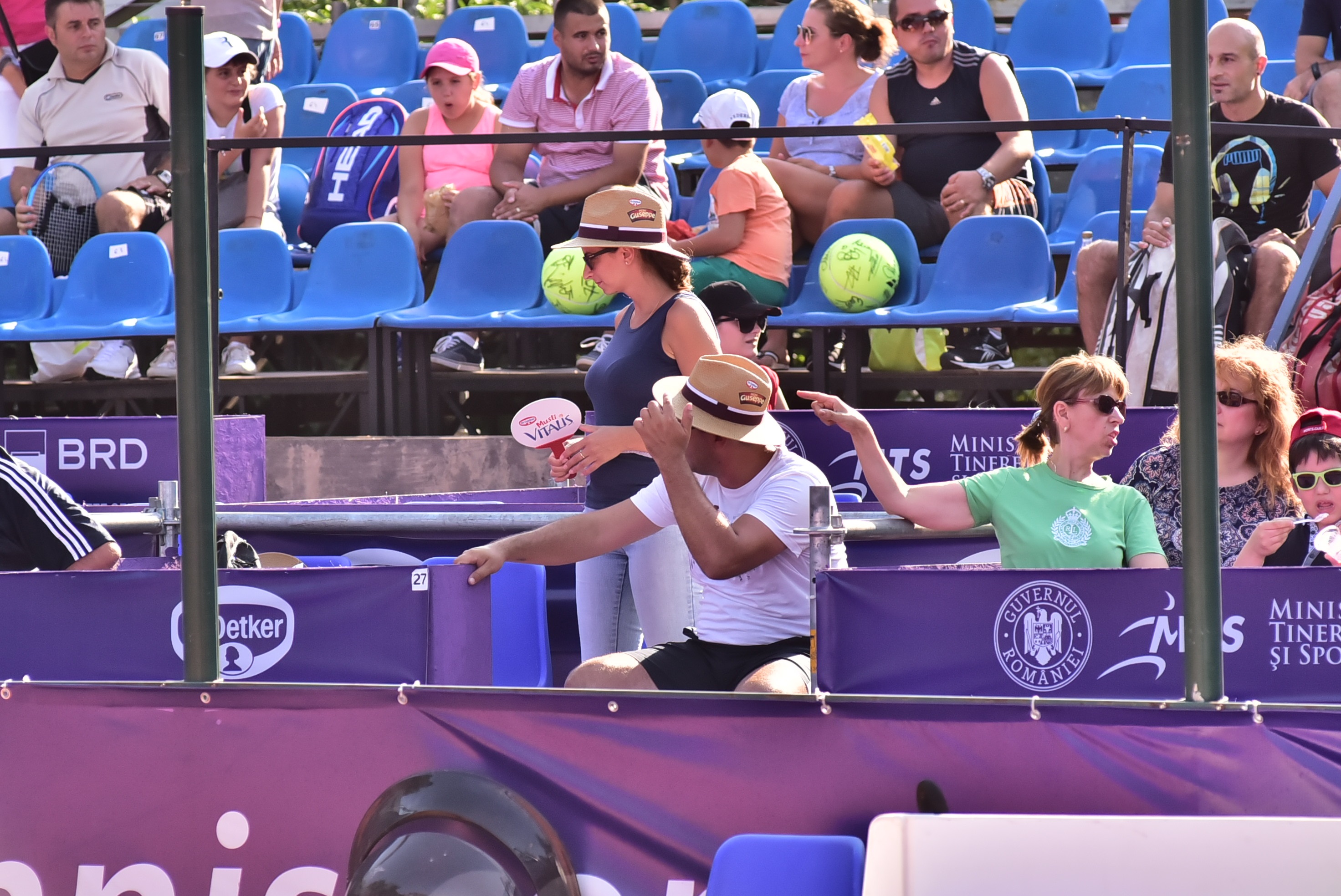 Evantaie şi pălării pentru spectatorii BRD Bucharest Open