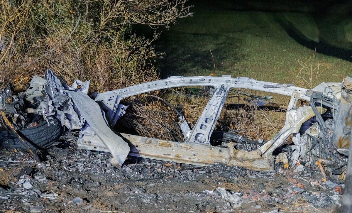 Bateriile unei mașini Tesla au explodat, după un accident pe o șosea din Germania. Șoferul a fost făcut scrum odată cu autoturismul