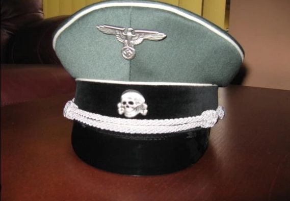 Aventurile românului care și-a făcut acasă magazin cu obiecte naziste și legionare de vânzare. Pumnal cu svastică la fotografia de profil pe Facebook