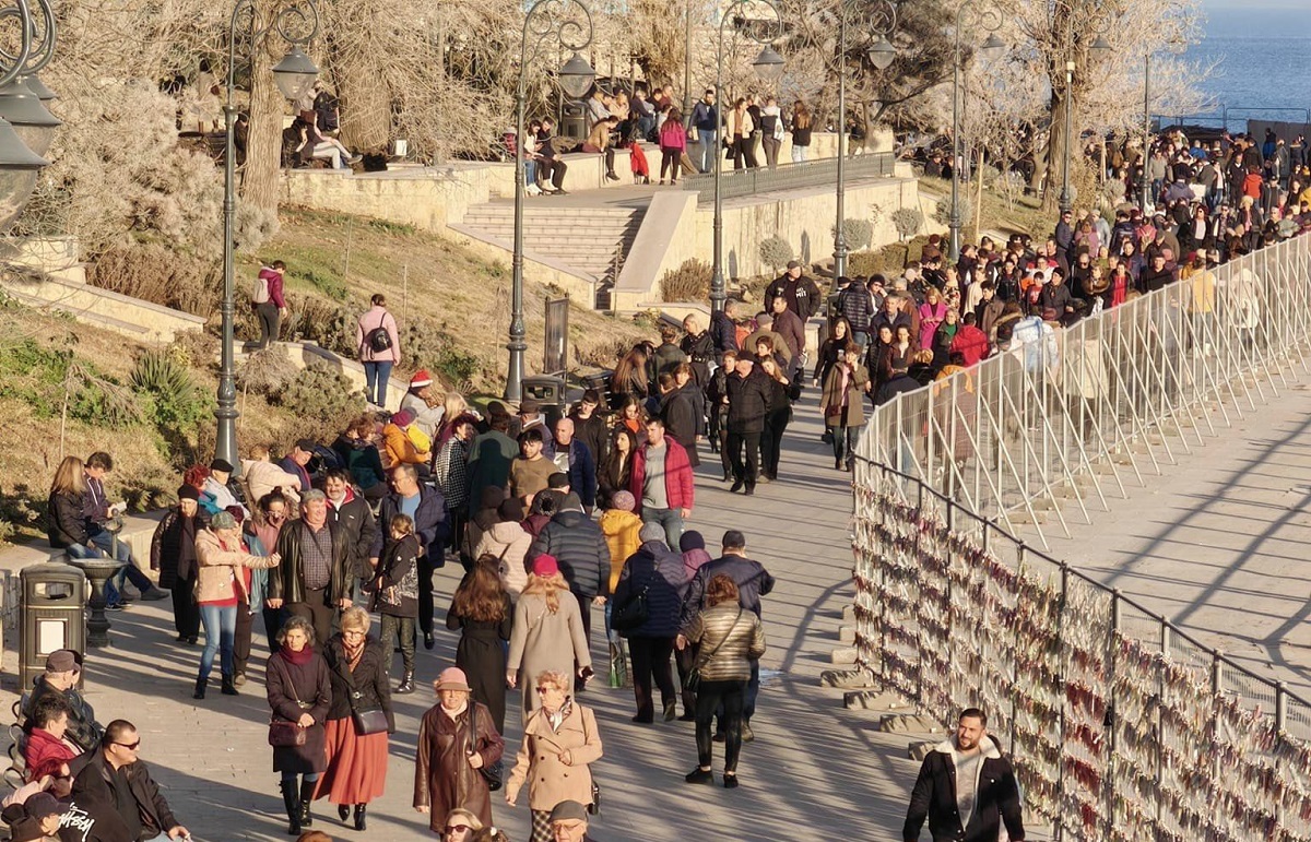 Imagini cu faleza din Constanța aglomerată ca niciodată, în prima zi din 2023: „Când mallurile sunt închise...”
