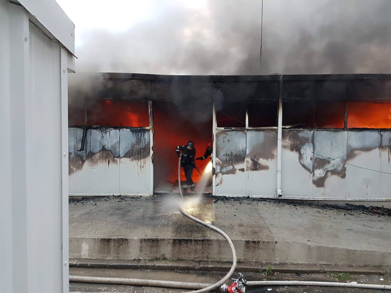 FOTO&VIDEO/ Incendiu puternic în Bacău la o hală de 600 mp în care funcţionau trei firme