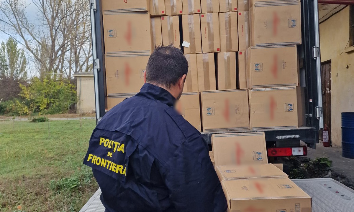 Patru persoane, reținute de DNA după ce au fost prinse când dădeau mită ca să introducă țigări de contrabandă în portul Constanța