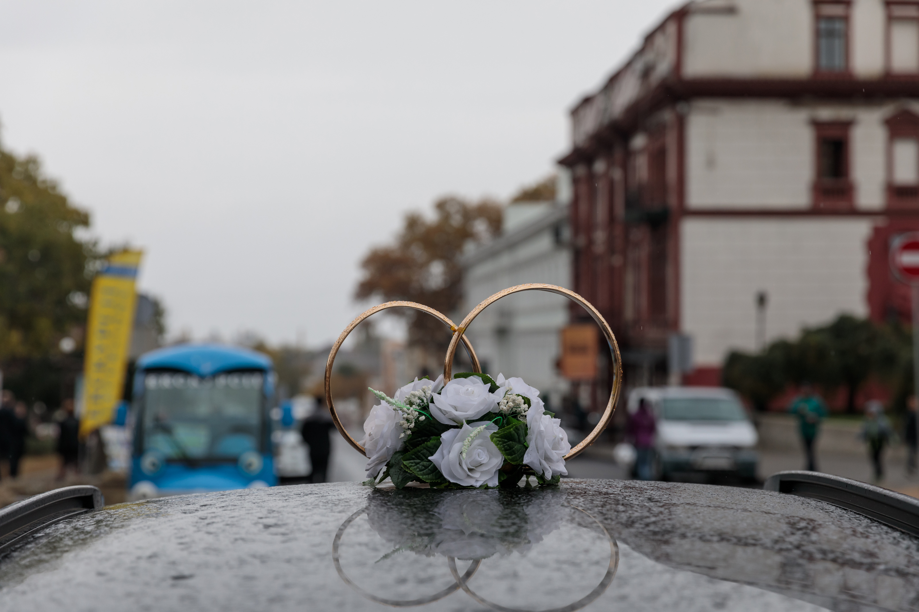 Însemnări din Odesa. Înainte de război, ghizii transportau turiștii cu mașini electrice. Astăzi, monumentele UNESCO sunt protejate în cutii antibombă