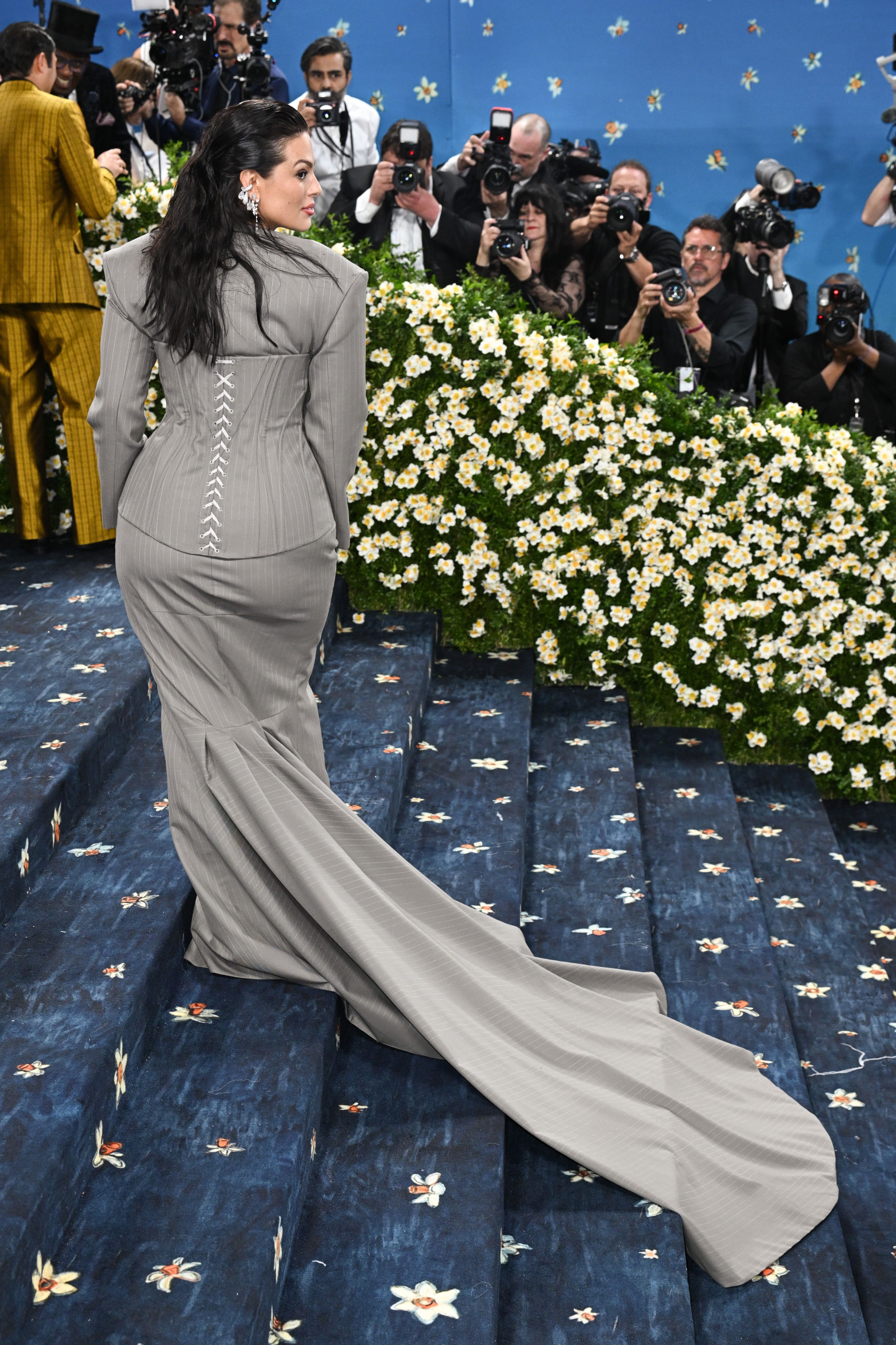 Cum au apărut vedetele la Met Gala 2025. Madonna a defilat cu un trabuc în mână, iar Kim Kardashian a atras toată atenția