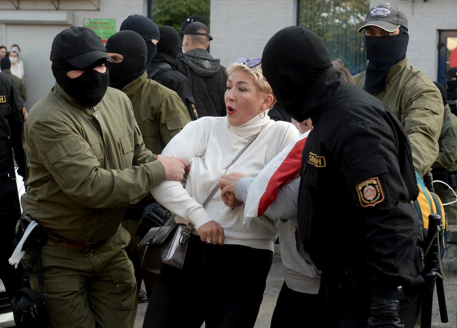 Sute de femei au fost reținute în Belarus, printre care și bunica de 73 de ani, devenită simbol al manifestațiilor din Belarus