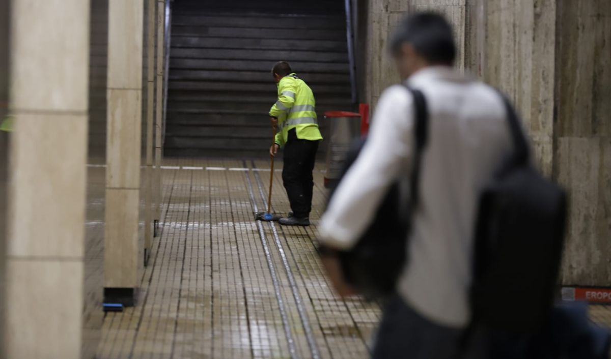 Infiltrații în infrastructura subterană de la metroul din București, după ploile abundente. Metrorex anunță că circulația trenurilor nu este afectată