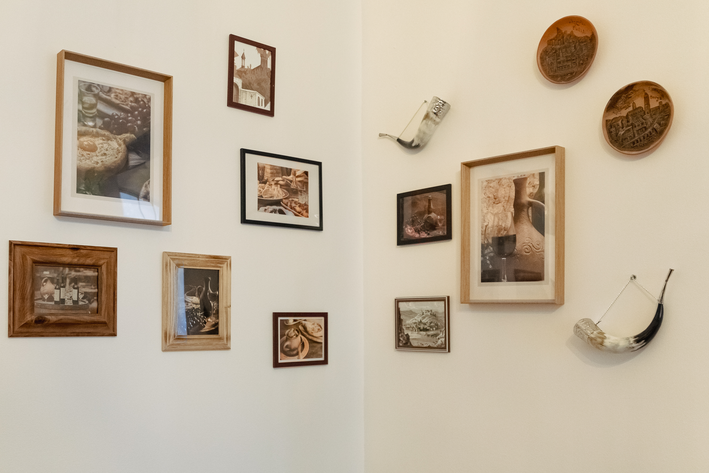 „Românii au încă probleme cu ospitalitatea. La bucătărie și servicii mai aveți de lucru”. Interviu cu un venerabil șef de restaurante venit la București să deschidă un local. La el a mâncat și Putin