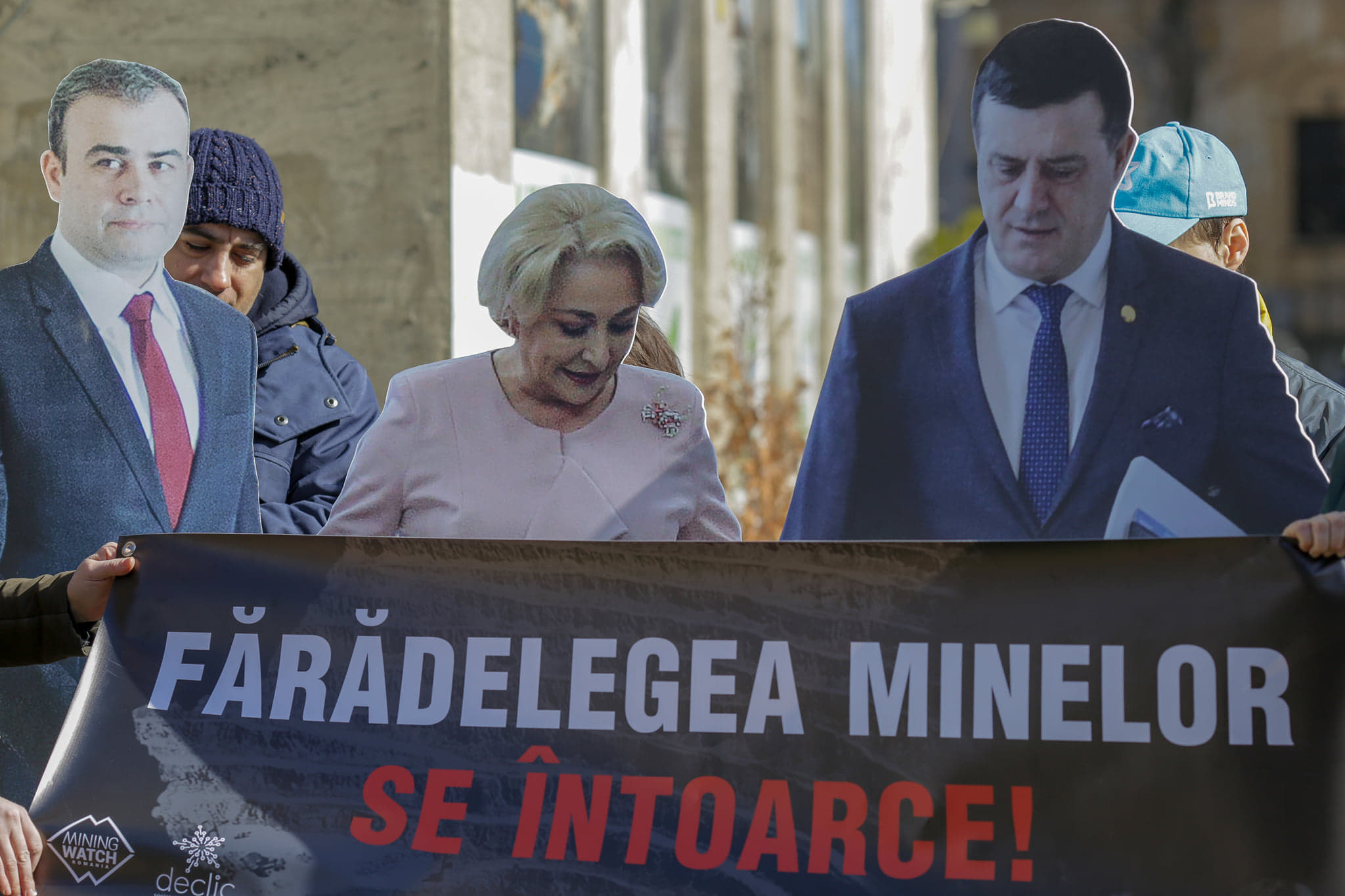 UPDATE: Lingou uriaș, adus în semn de protest la Ministerul Economiei. Activiștii nu au fost primiți la discuții de Niculae Bădălău / FOTO&VIDEO