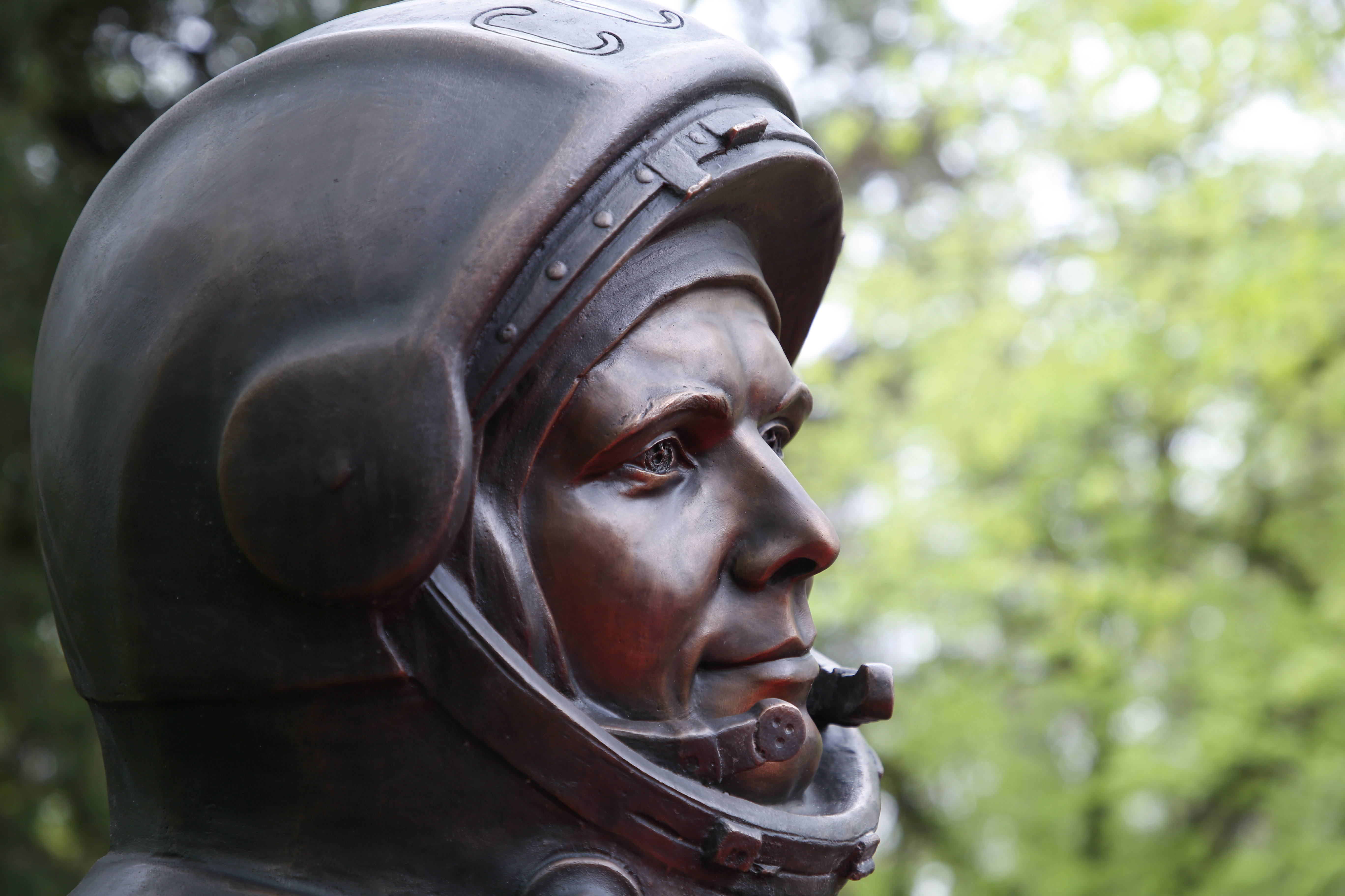 FOTO / Bust din bronz al cosmonautului Iuri Gagarin, inaugurat în Parcul Herăstrău. La eveniment a participat și Dumitru Prunariu