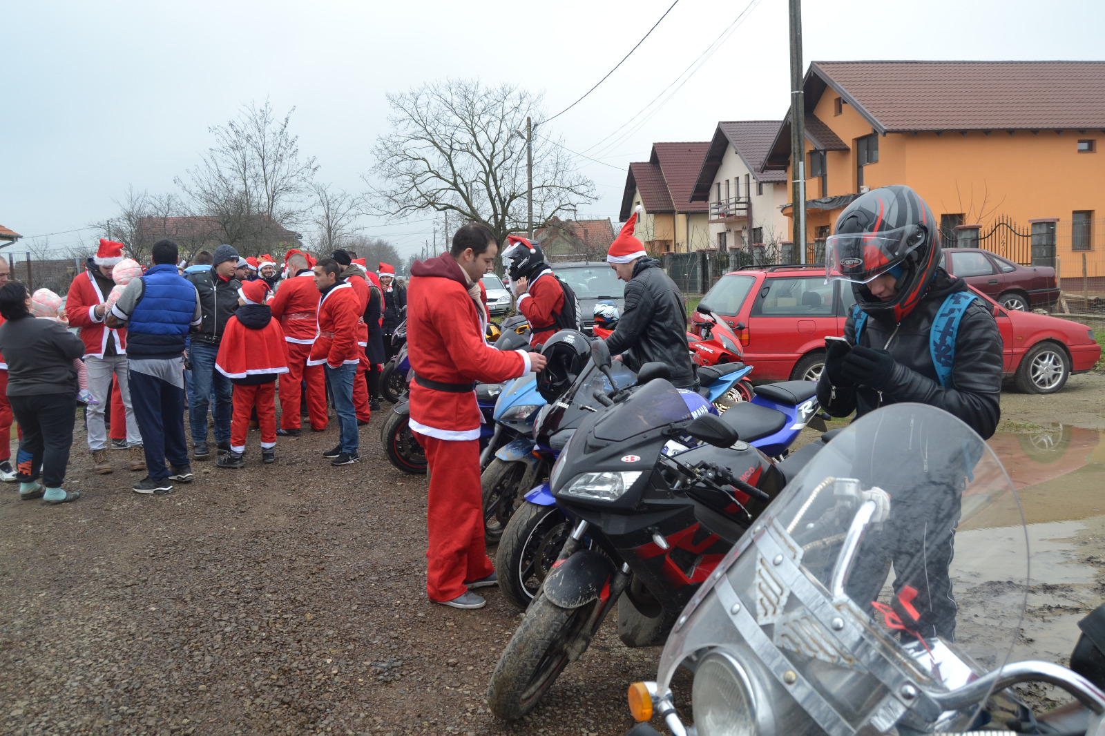 Moș Crăciun s-a urcat pe motocicletă să împartă cadouri copiilor sărmani din Timiș| FOTO/VIDEO