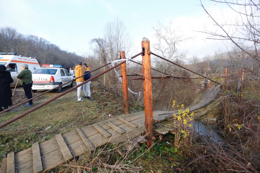 UPDATE/ Șase femei  au căzut în pârâu după ce puntea pe care o traversau s-a rupt. Starea victimelor (FOTO)
