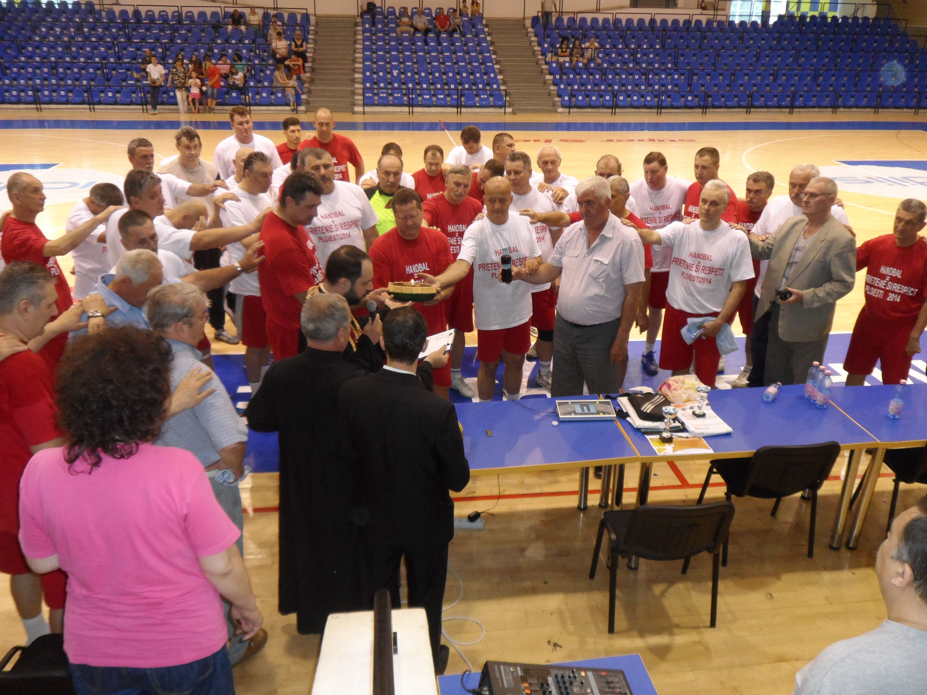 FOTO: Foste glorii ale handbalului s-au duelat la Ploieşti