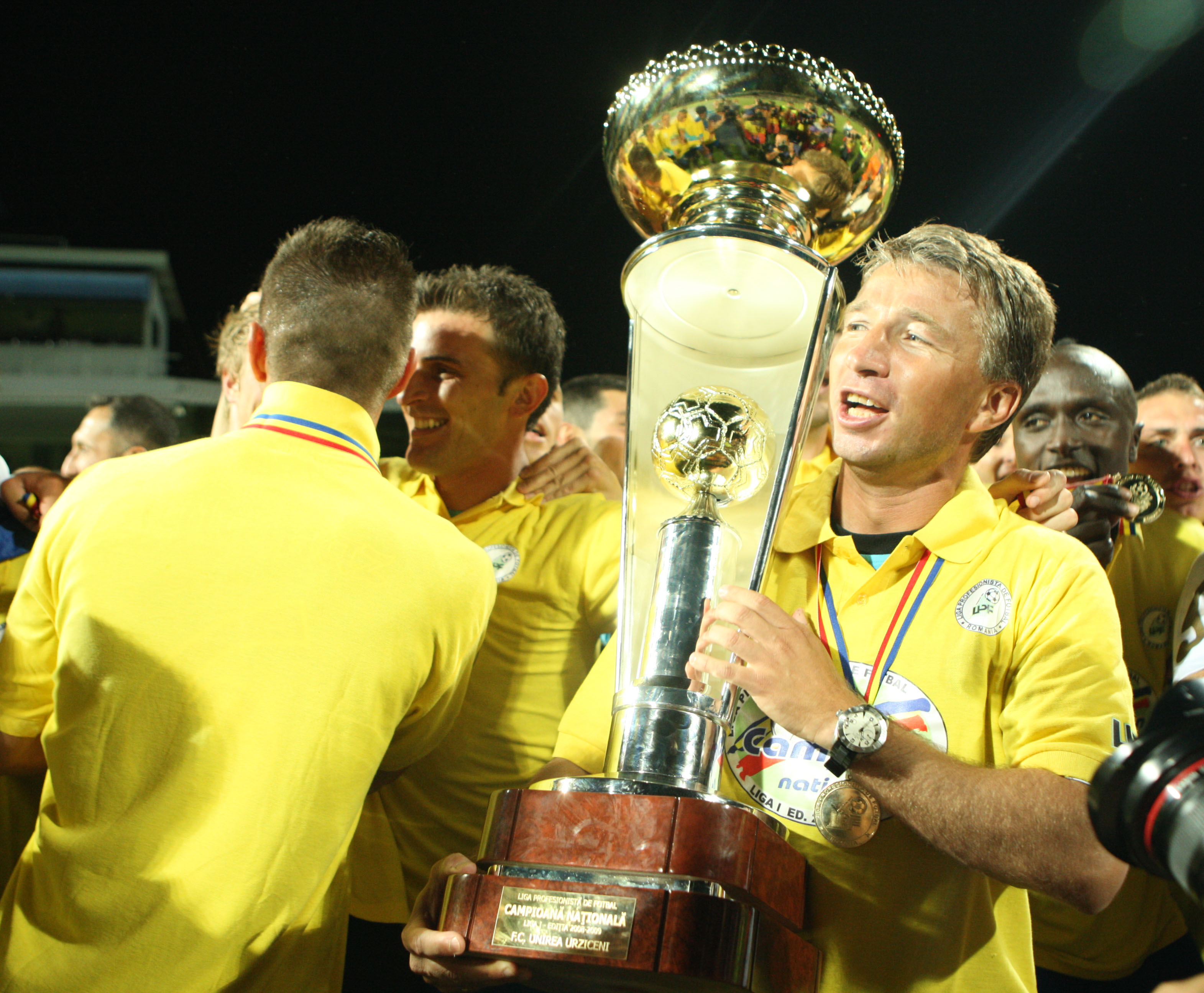 Dan Petrescu, cel mai tare antrenor din Generația de Aur. ”Bursucul”, aproape de al doilea titlu în România