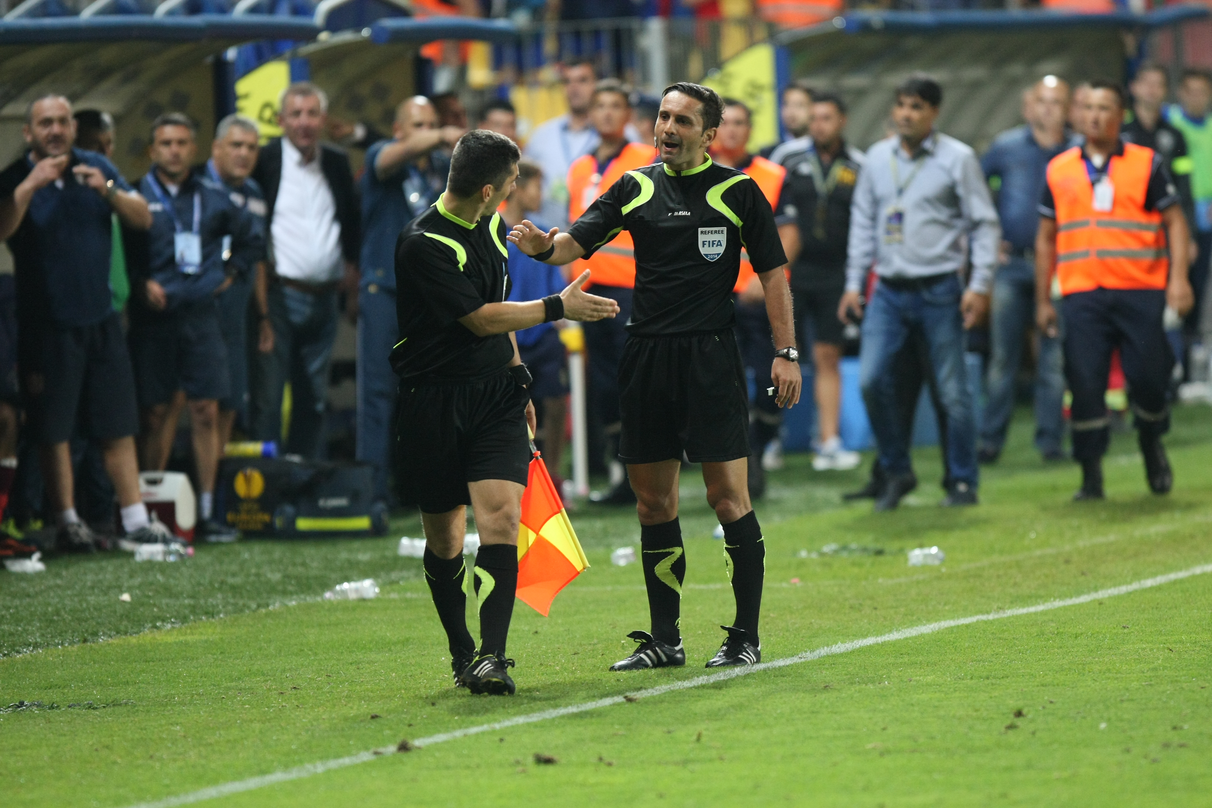 EXCLUSIV/ FOTO: Incidente la Petrolul - CFR Cluj (1-2). Asistent, lovit în cap 