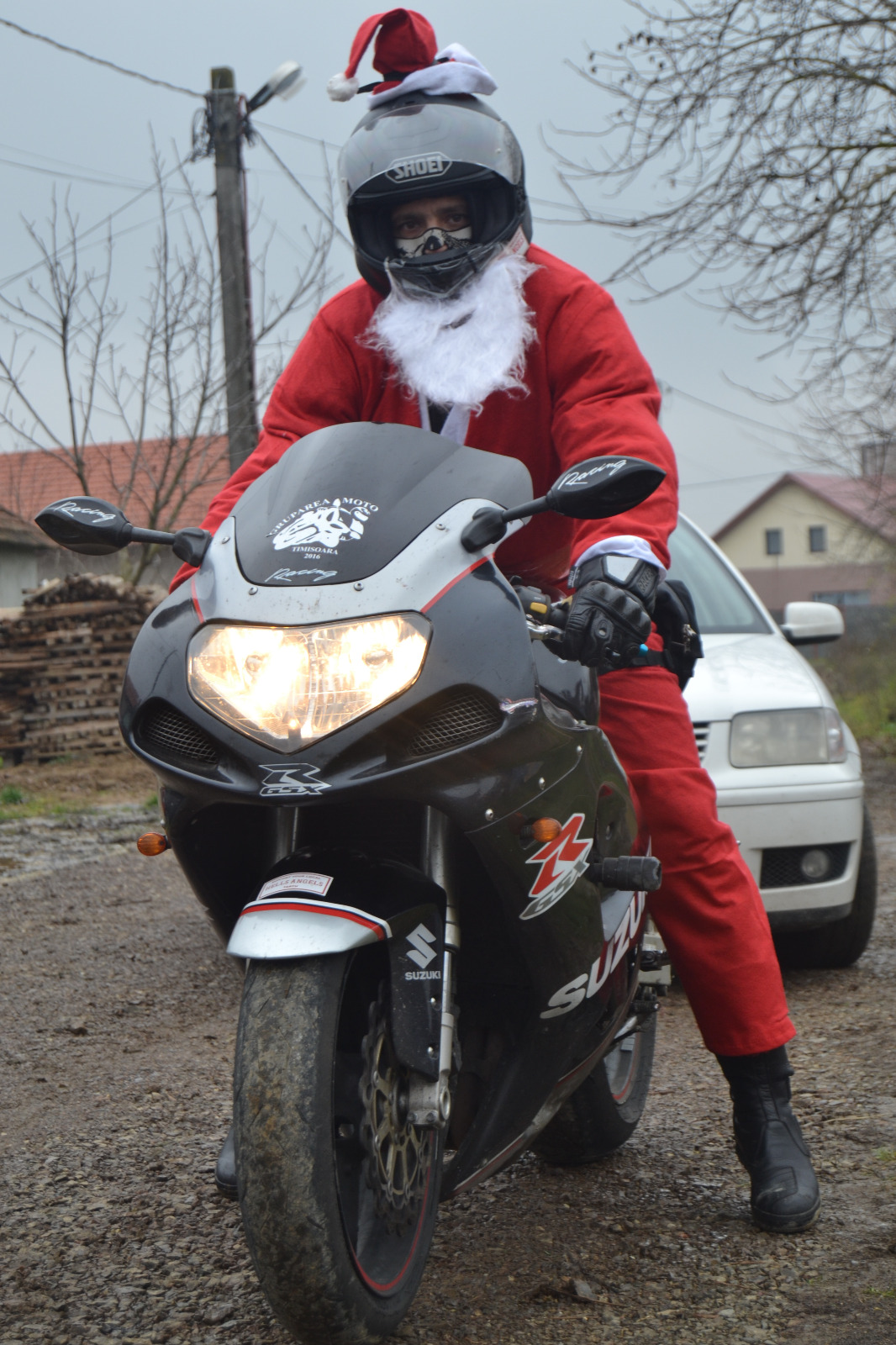 Moș Crăciun s-a urcat pe motocicletă să împartă cadouri copiilor sărmani din Timiș| FOTO/VIDEO