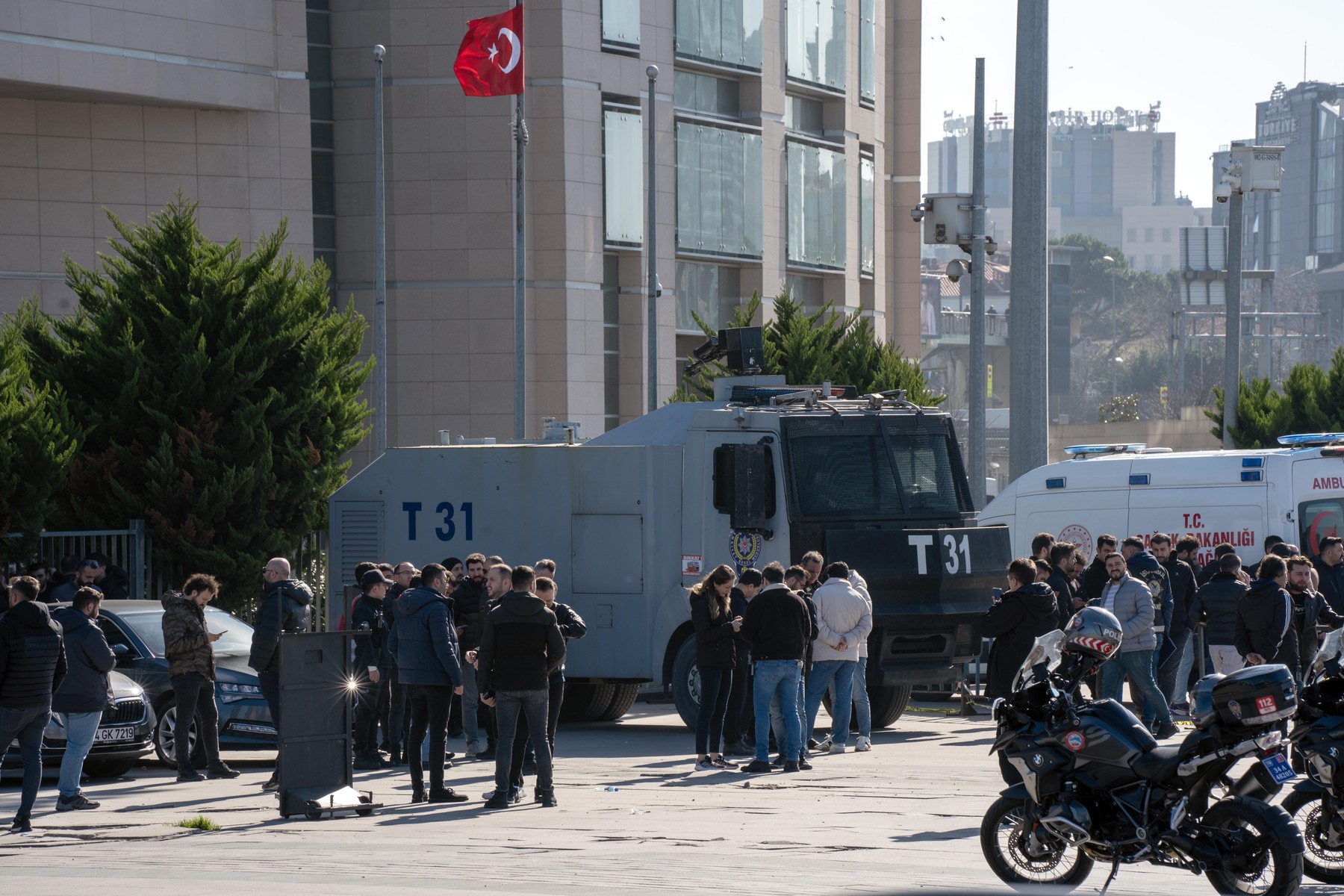 Atac terorist în fața unui tribunal din Istanbul: șase persoane rănite. Atacatorii au fost uciși