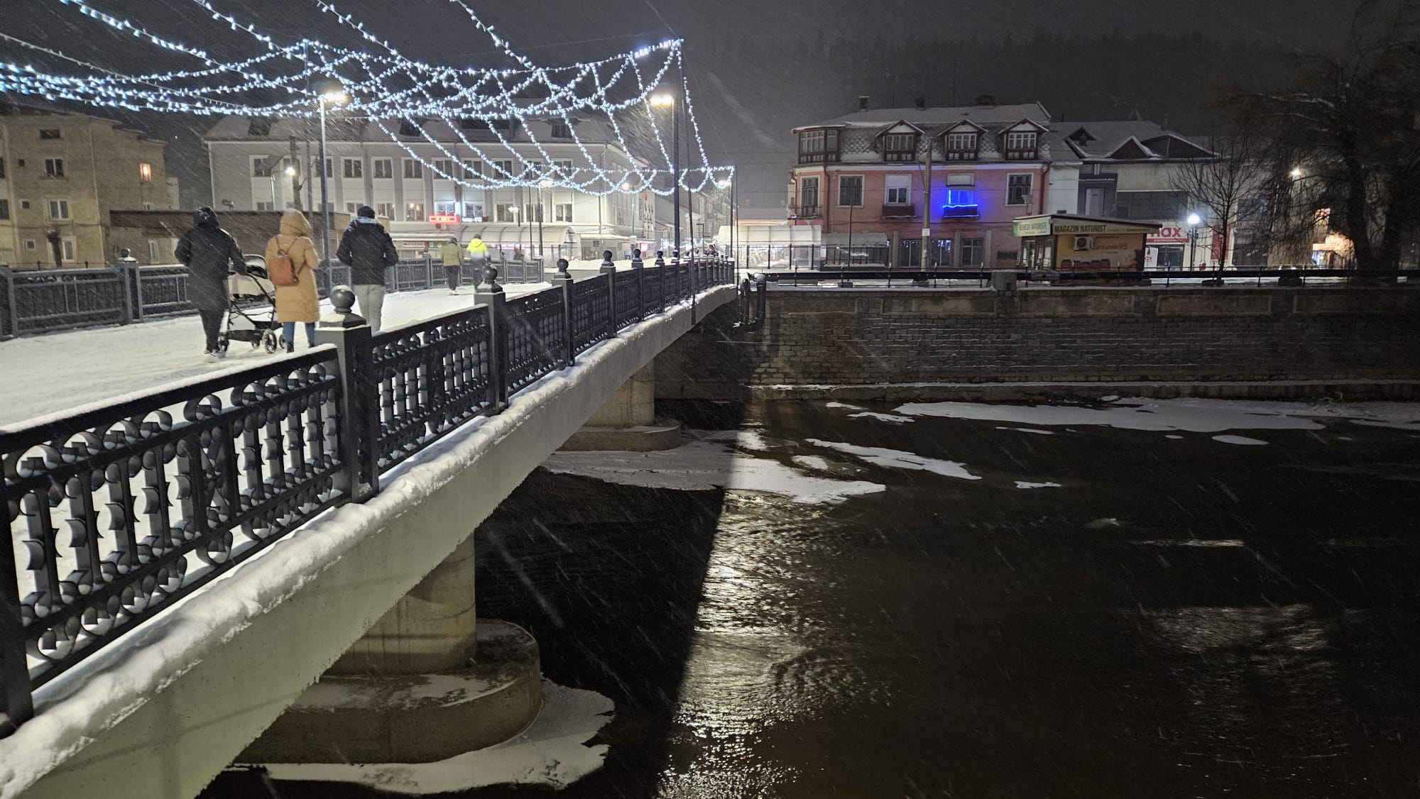 Vatra Dornei este pregătită pentru sfârșitul de an. Orașul-stațiune are hotelurile pline, pârtiile deschise și prețuri accesibile | REPORTAJ
