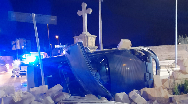 Un român de 20 de ani a murit la volanul mașinii sale, urmărit de poliție, în Italia. O tânără însărcinată era cu el și a fost grav rănită