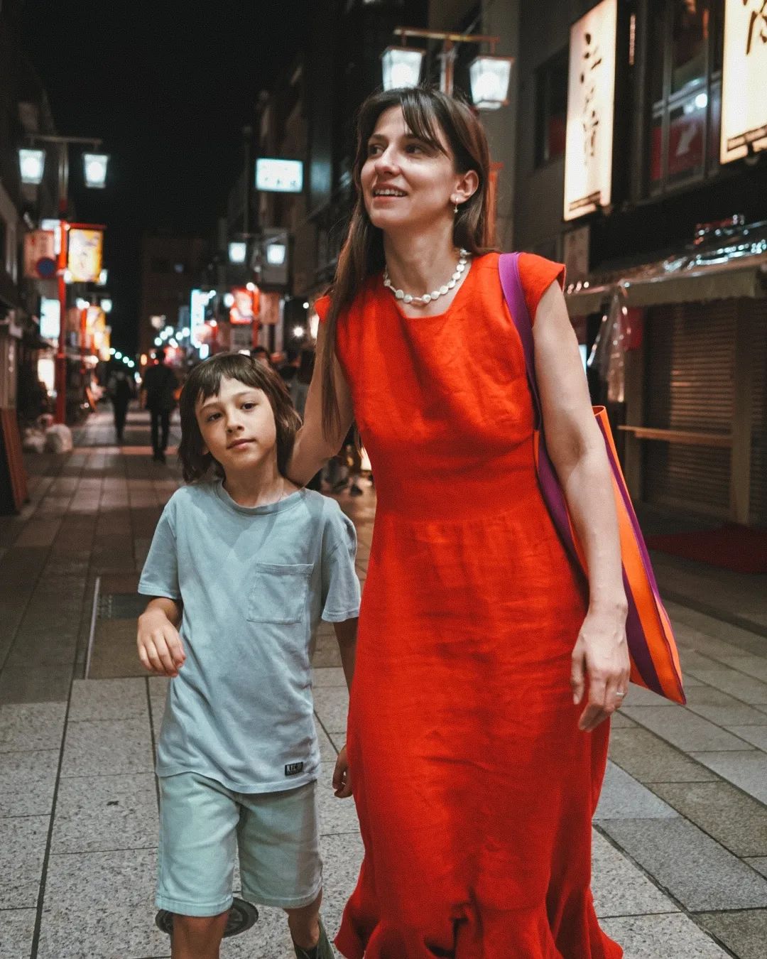 Imagini din vacanța Danei Rogoz cu familia, în Tokyo. Cum a apărut actrița alături de copiii ei și de băiatul soțul ei