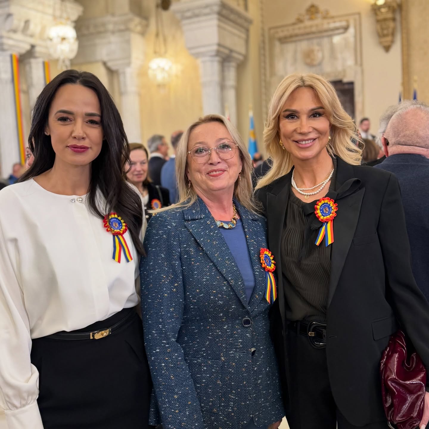 Mirabela Grădinaru, înconjurată de vedete la recepția de la Palatul Cotroceni de Ziua Națională. Partenera lui Nicușor Dan a purtat gri