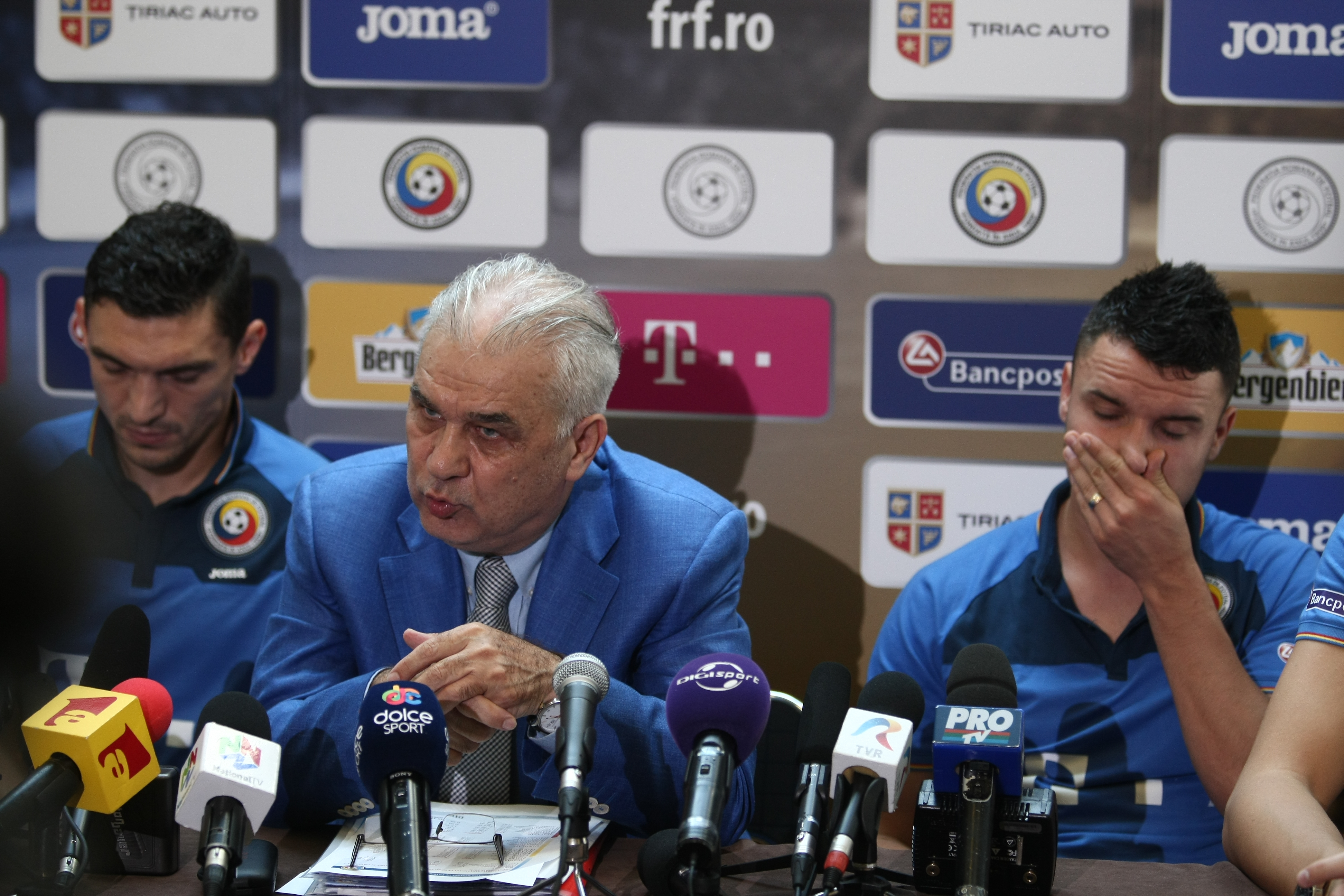 Schimb de replici fabuloase între Iordănescu și Budescu. ”Aștept să te apuci de fotbal”. ”Ce vrei, bă, cine ești?” / GALERIE FOTO