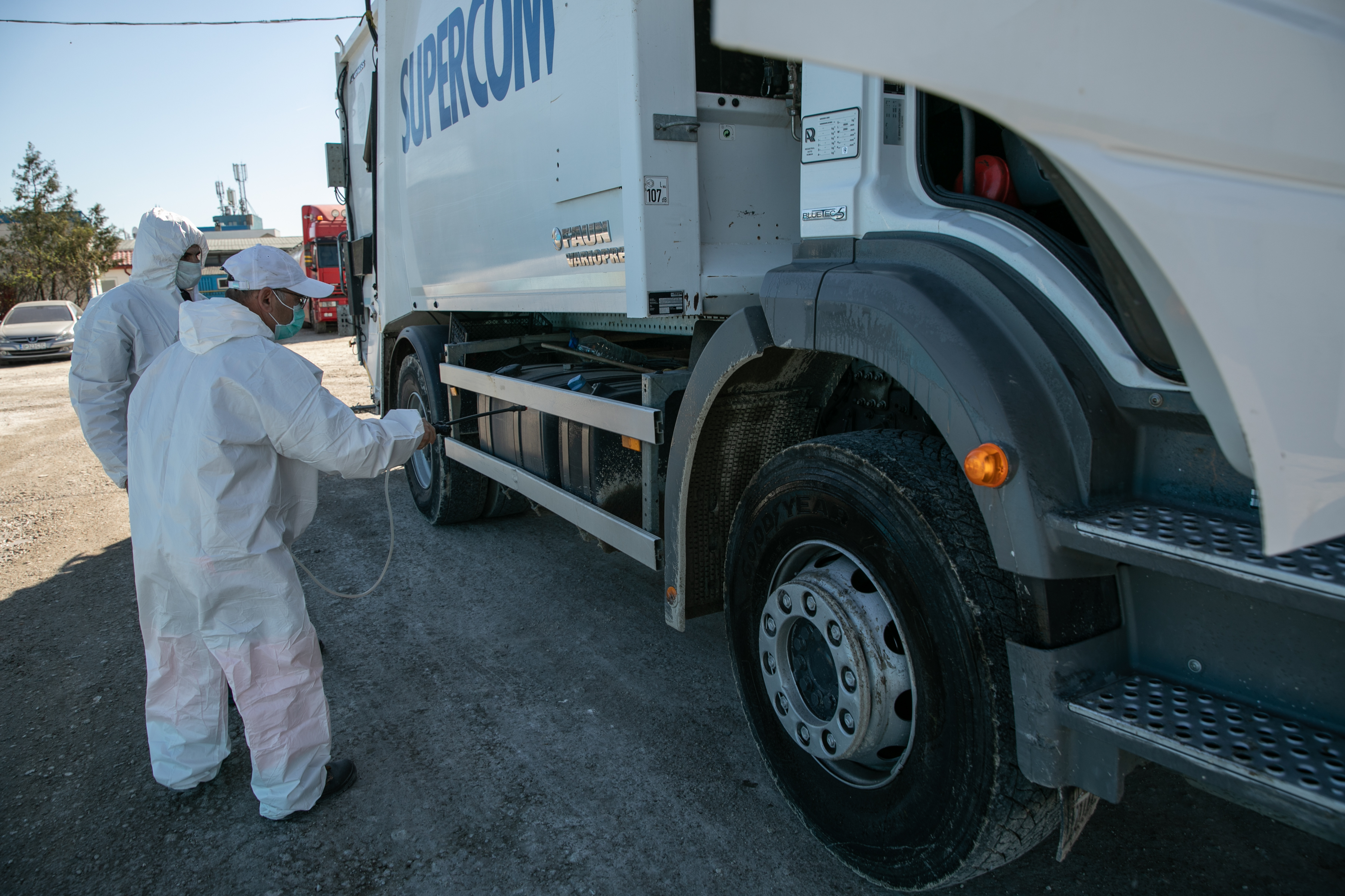 Eroii necunoscuți. 4.000 de ”gunoieri” înfruntă în București pandemia de coronavirus și stigmatizarea: ”Fără ei, în trei zile avem și holeră”