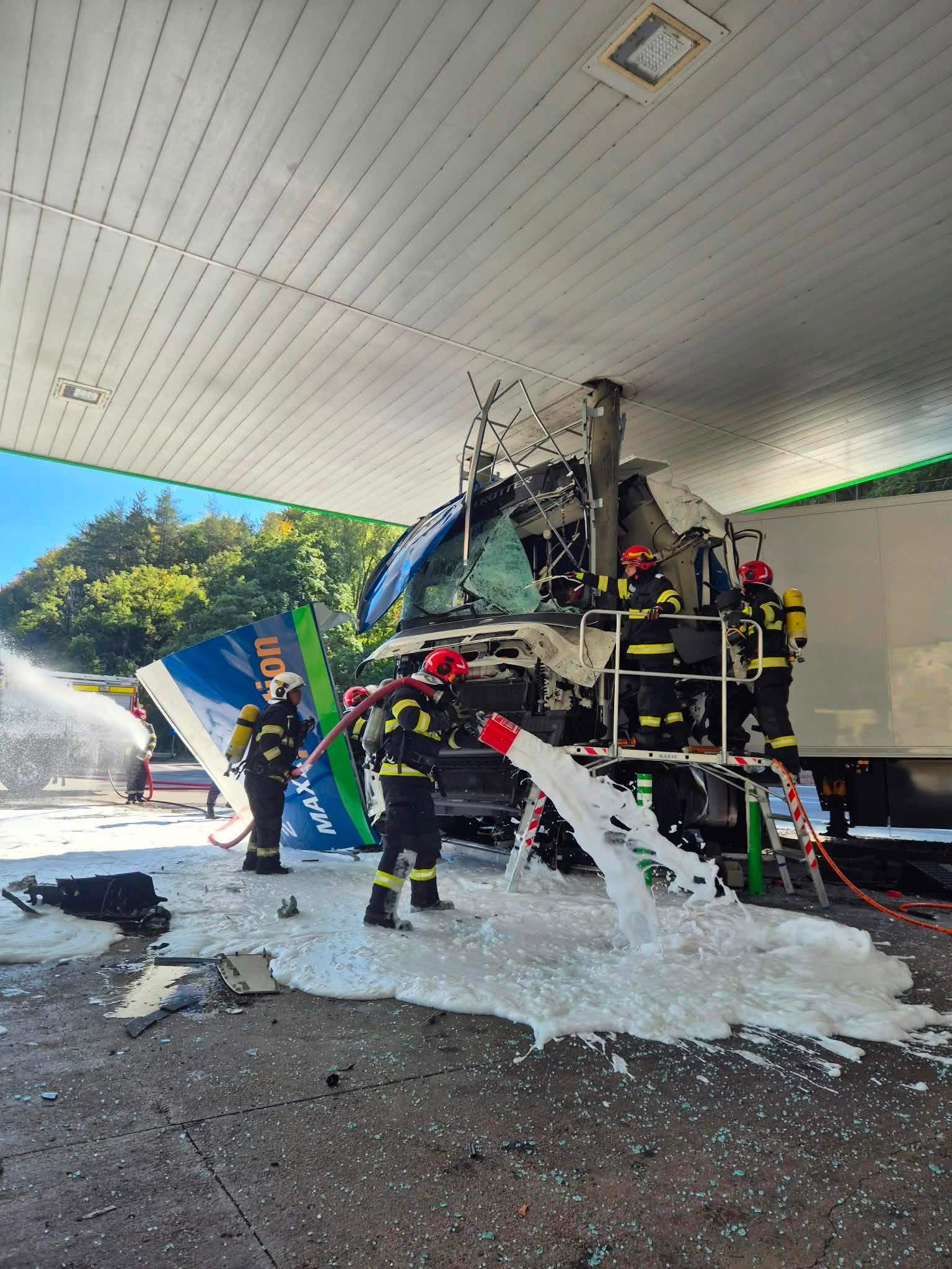 Accident la o benzinărie din Călimănești. Un camion a avariat pompele de carburant
