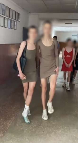 Scandal în Ucraina, după ce elevii au venit în rochii la școală. Ce spun primarul din Luțk și conducerea liceului