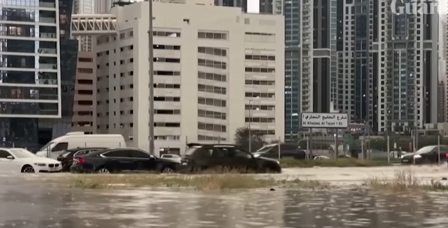 Pusztító árvíz Ománban: magyarokat is ki kellett menteni