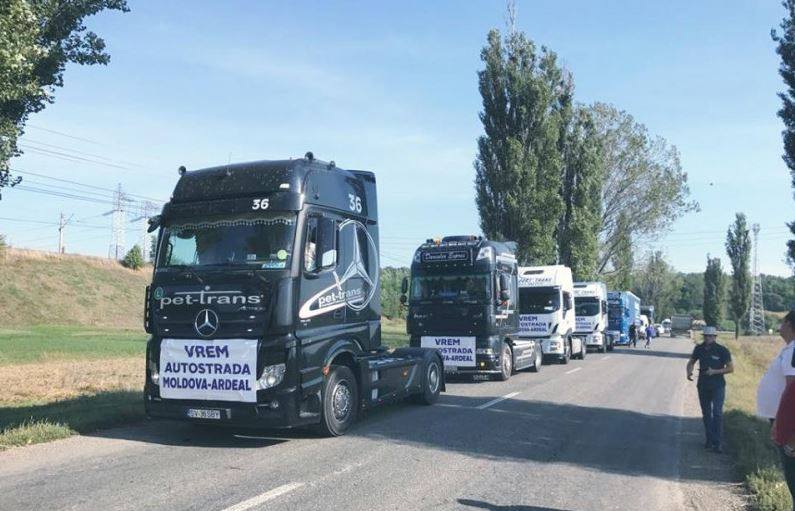 FOTO | Protest pentru construirea unei autostrăzi între Ardeal și Moldova. Lumea a ieșit în stradă cu motociclete și camioane