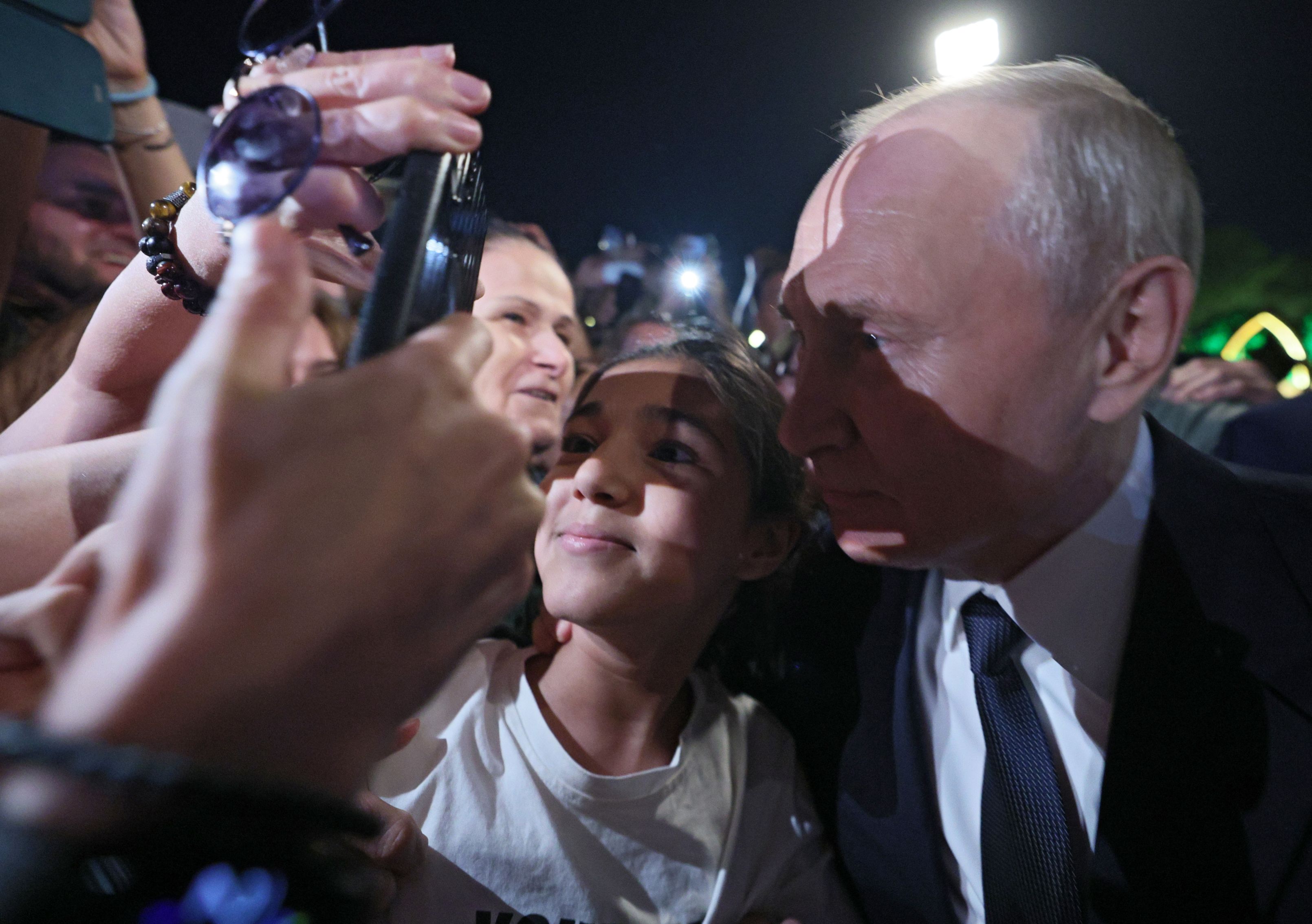 Kremlinul insistă că Putin are sprijinul „uimitor” al populației, după revolta Wagner. Imagini cu liderul rus înconjurat de mulțime