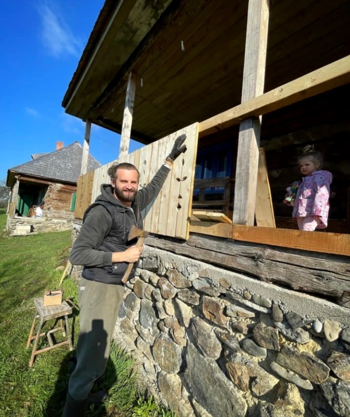 Imagini cu pensiunea neterminată din Maramureș a lui Sorin Brotnei. Are hambar și ciubăr: „Mi-am făcut raiul meu”