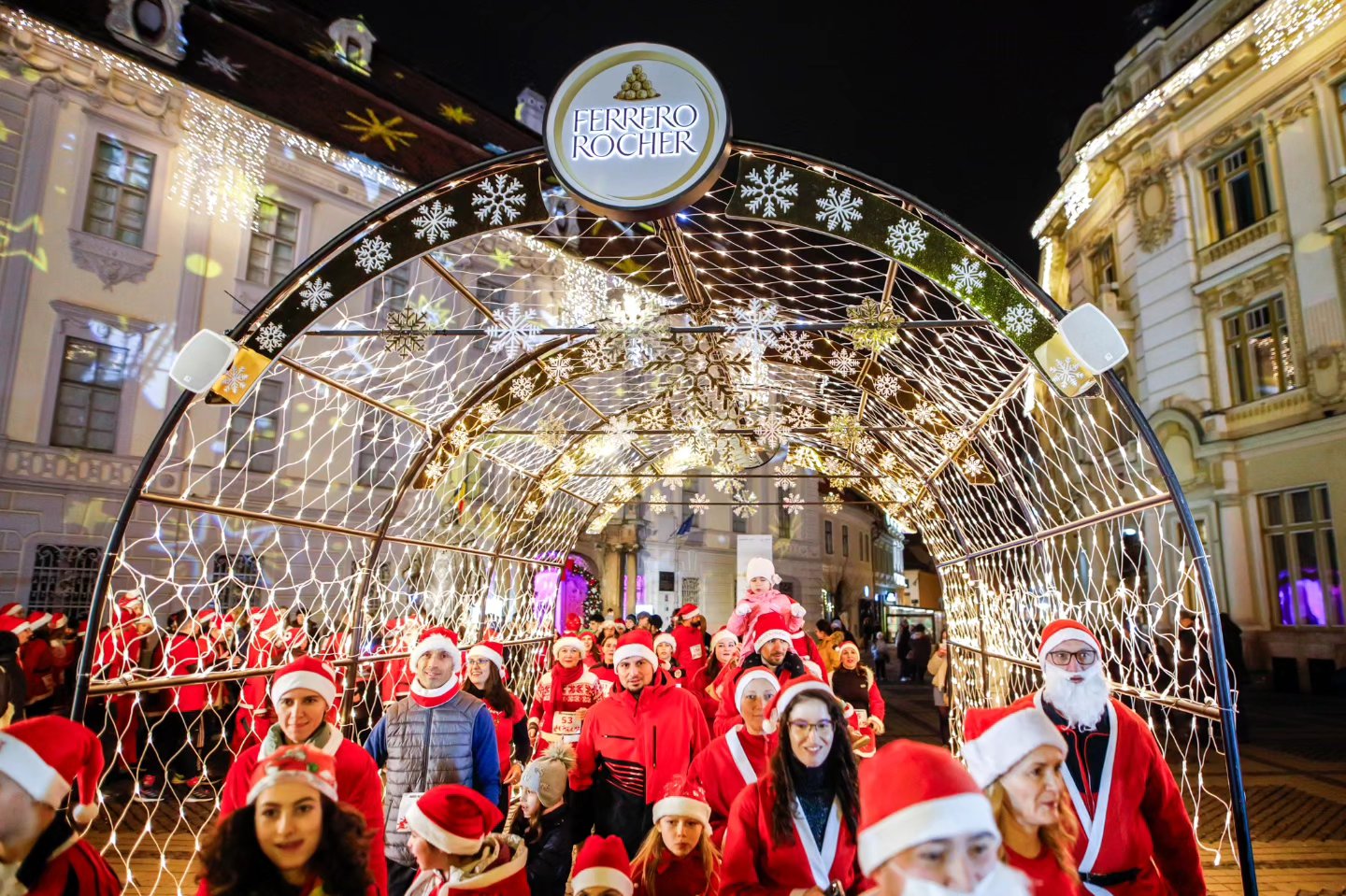 Târgul de Crăciun Sibiu 2025. Peste 100 de căsuțe cu delicii gastronomice, o roată panoramică de 22 de metri și Atelierul lui Moș Crăciun vă așteaptă în centrul orașului