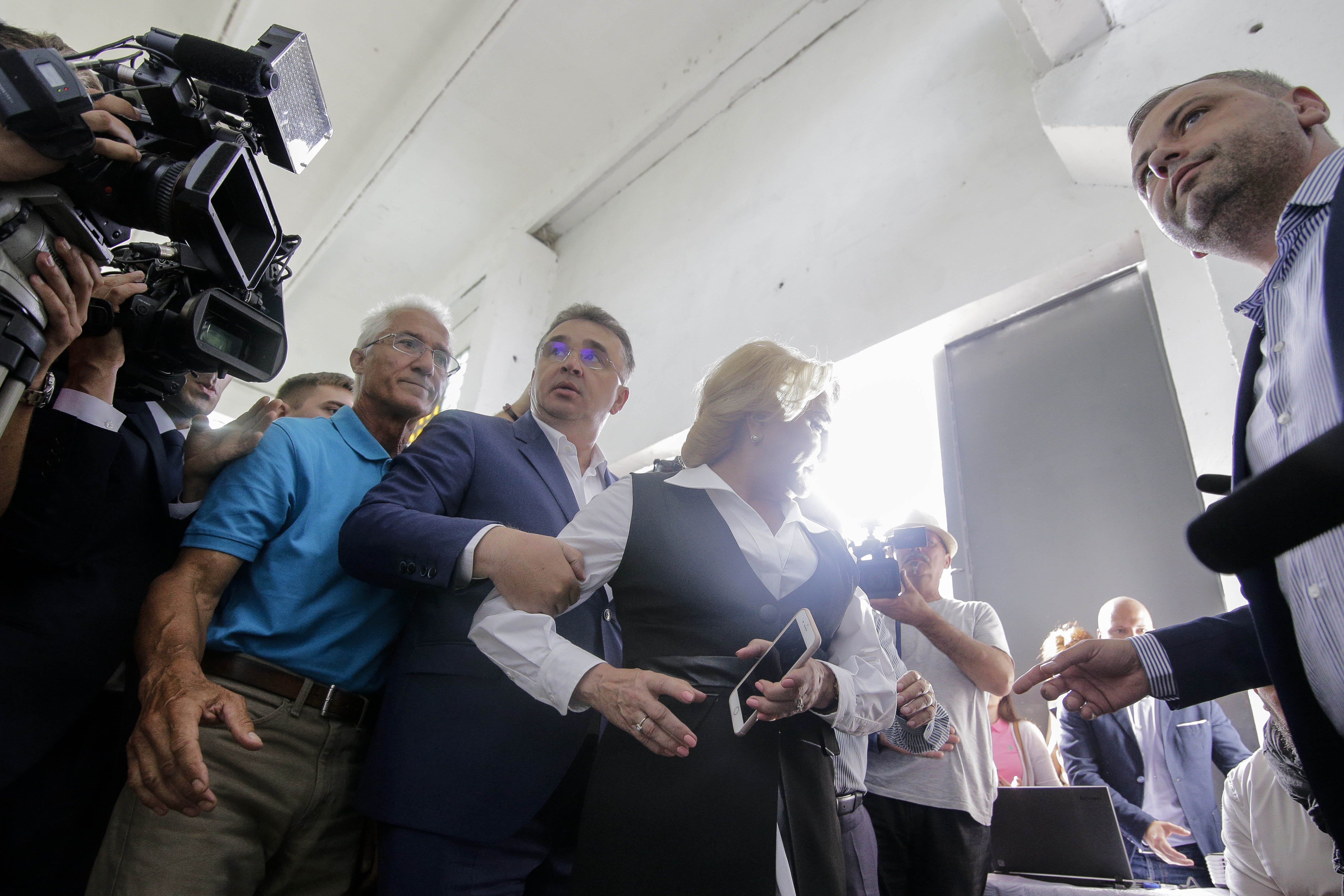 Dăncilă îi cheamă joi pe agricultori la Palatul Victoria; Premierul a vizitat o livadă de cireși și afine și o stație de irigații (FOTO)