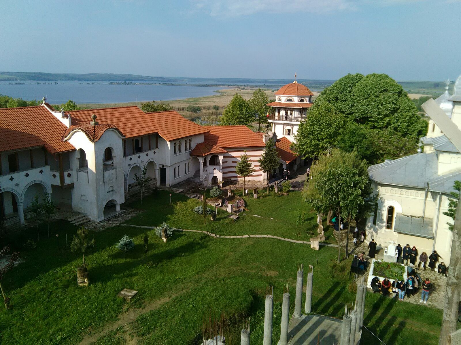 Zeci de mii de credinicioși au stat la coadă de Izvorul Tămădurii, pentru a lua apă sfințită | GALERIE FOTO