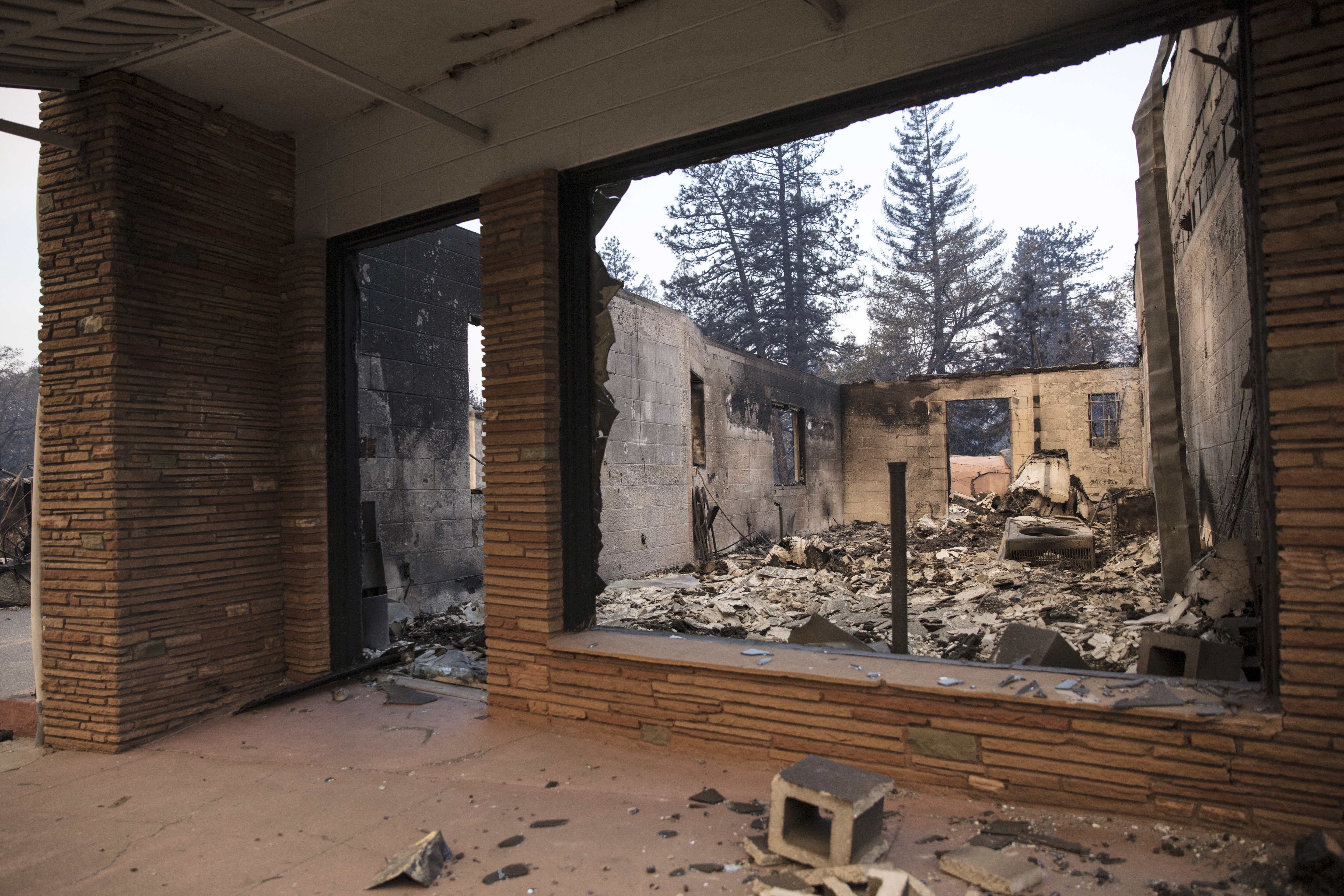 Cele mai devastatoare incendii din istoria Californiei. Peste 30 de morți și sute de persoane date dispărute