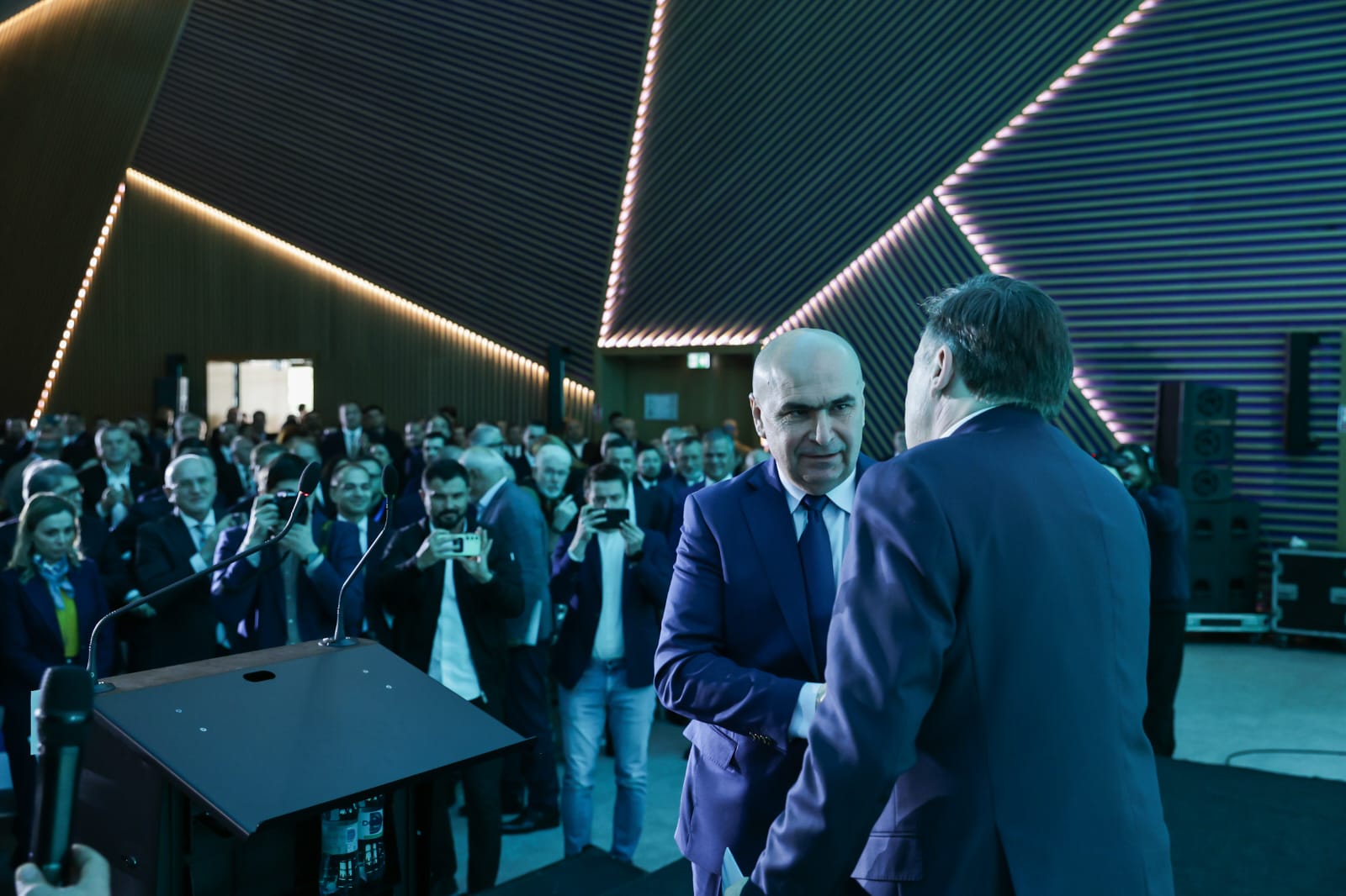 Ce nu s-a văzut la TV la lansarea programului lui Antonescu: oboseală, discursuri anoste și glumițe despre „Crin somnorosul” REPORTAJ