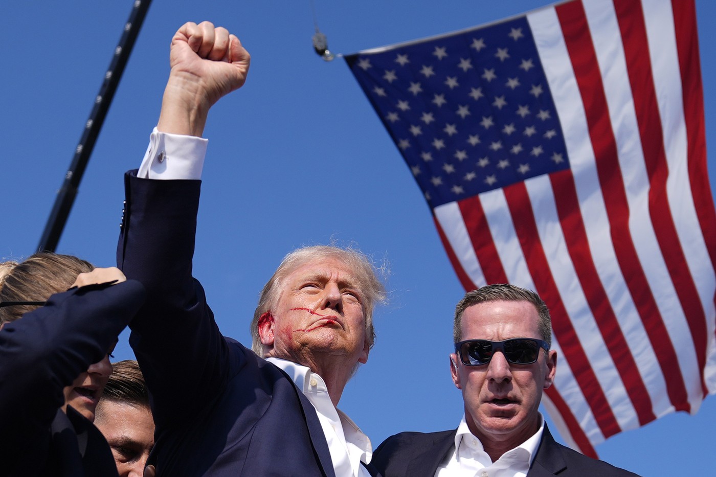 Momentul în care Donald Trump este rănit la urechea dreaptă, în tentativa de asasinat asupra sa