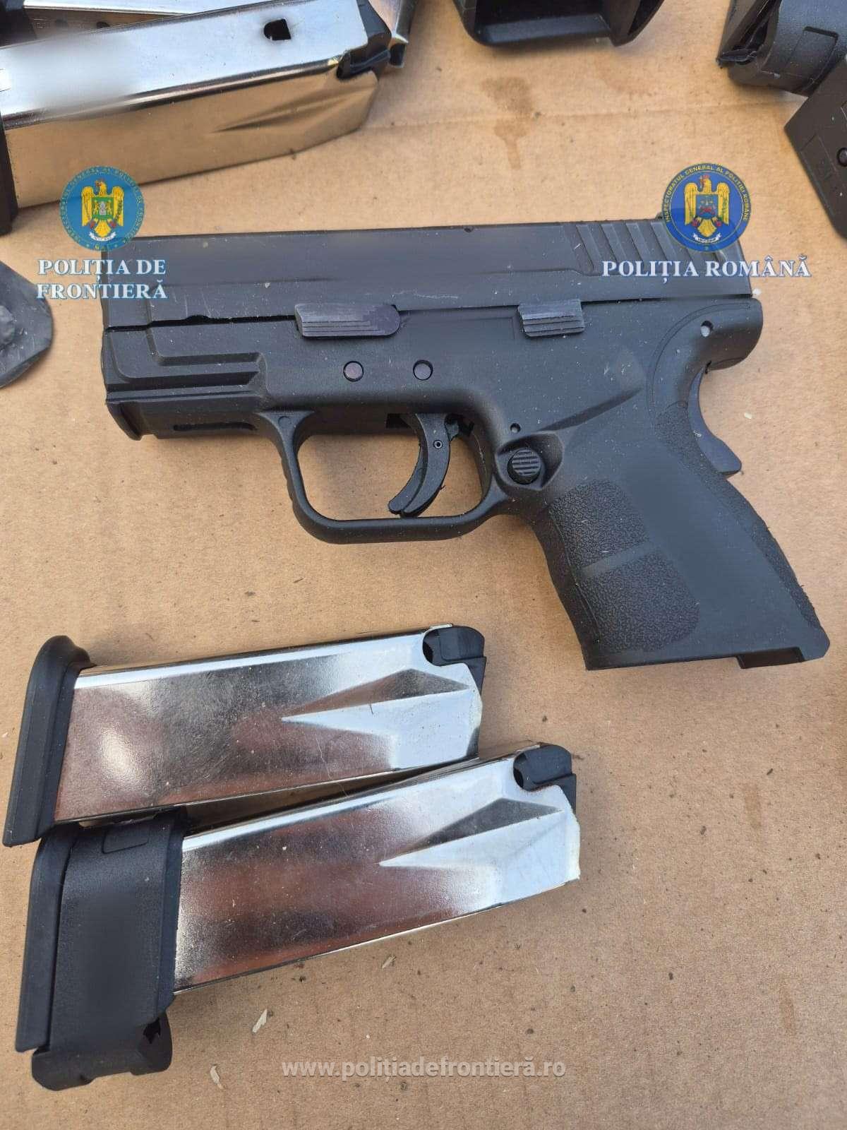 Un șofer de TIR din Turcia a încercat să intre în România cu 106 pistoale