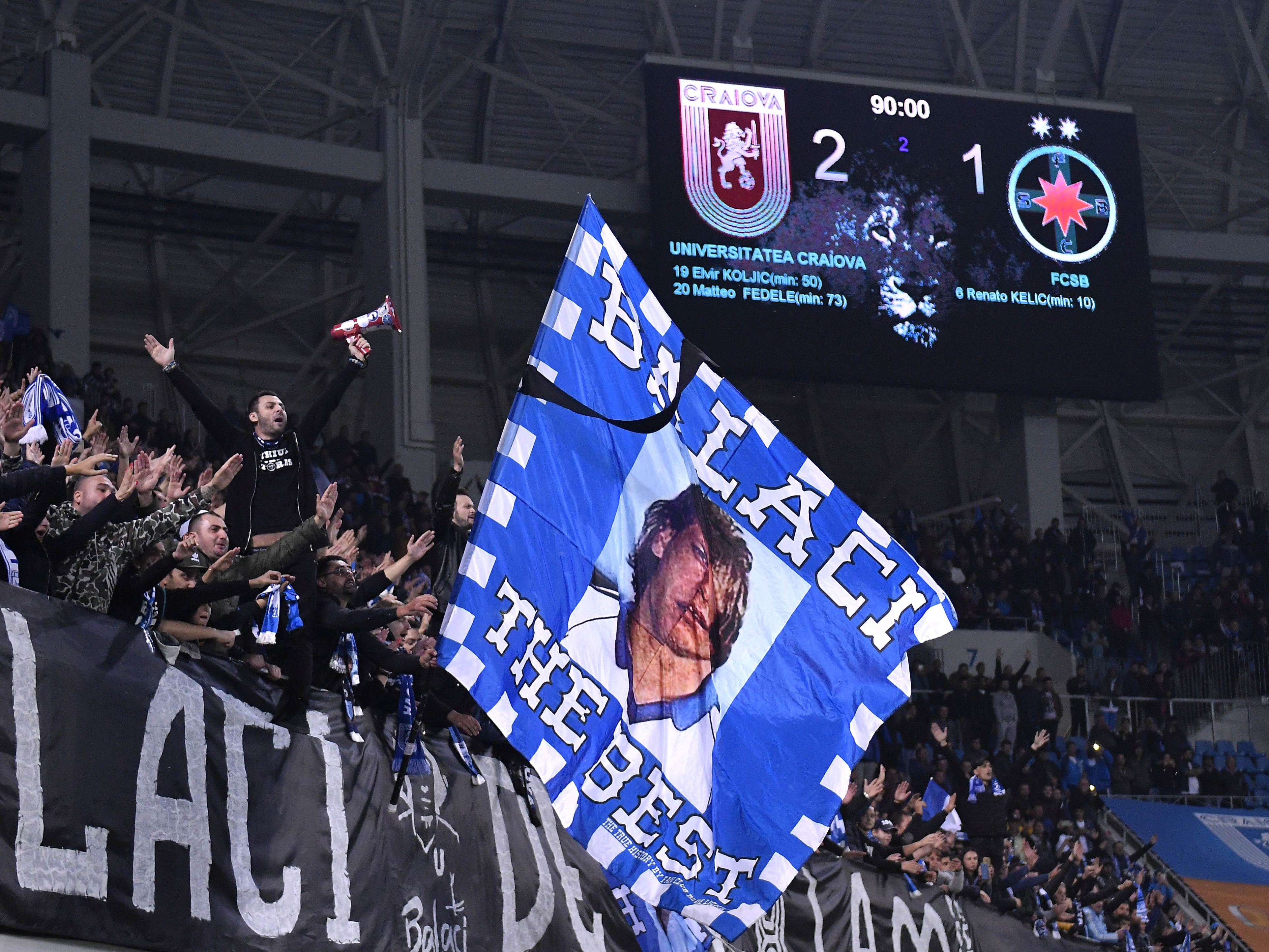Imagini cutremurătoare de la priveghiul lui Ilie Balaci. Sute de oameni, la căpătâiul fostului fotbalist / FOTO