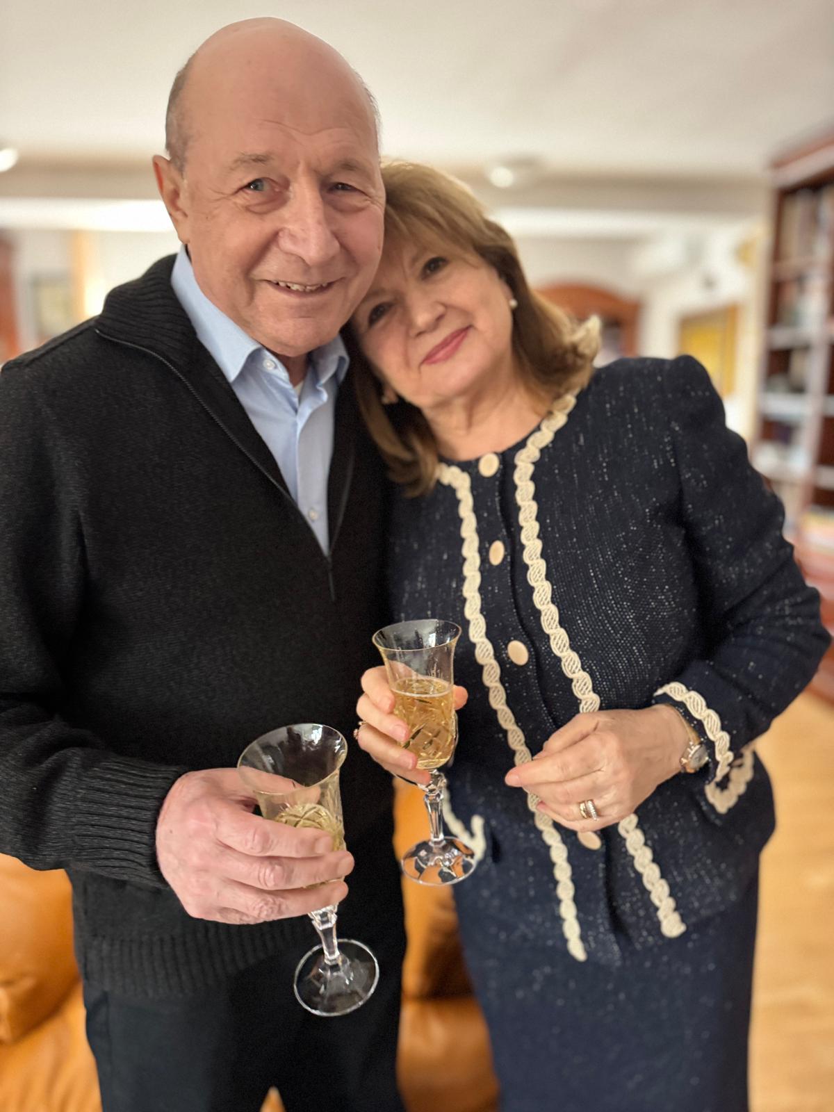 Traian Băsescu și soția Maria au sărbătorit Nunta de Aur. Au apărut la biserică alături de toți nepoții: „Martor ne-a fost familia”